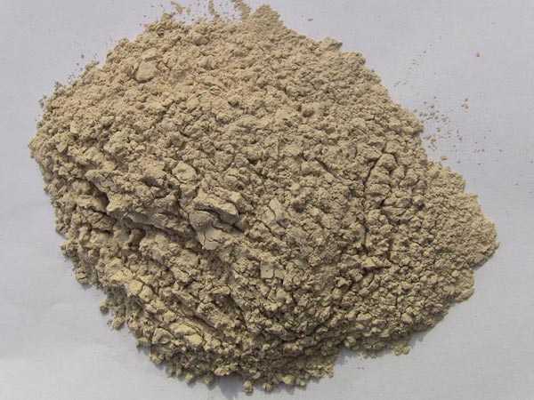 矾土性质 矾土主要成分是氧化铝，为炼铝和耐火材料的主要原料。白色或灰白色，因含铁而呈褐黄或浅红色。密度3.45g/cm3，硬度1～3，不透明，质脆。极难熔化，不溶于水，能溶于硫酸、氢氧化钠溶液。 地区分布 中国铝土矿资源比较丰富，在全国18个省、自治区、直辖市已查明铝土矿产地205处，其中大型产地72处（不包括台湾），主要分布在山西、山东、河北、河南、贵州、四川、广西、辽宁、湖南等地。 投资前景 1.可用于炼铝工业。用于国防、航空、汽车、电器、化工、日常生活用品等。 2.可用于精密铸造。矾土熟料加工成细粉做成铸：缶。用于军工、航天、通讯、仪表、机械及医疗器械部门。 3.可用于耐火制品。高铝矾土熟料耐火度高达1780℃，化学稳定性强、物理性能良好。 4.硅酸铝耐火纤维。用于钢铁、有色冶金、电子、石油、化工、宇航、原子能、国防等多种工业，消防人员可用耐火纤维布做成衣服。 5.制造矾土水泥、研磨材料、陶瓷工业以及化学工业可制铝的各种化合物。 铝矾土磨粉制备 铝矾土粉是选用煅烧过的熟铝矾土矿石用雷蒙磨加工制成的细粉，粒度通常为100目-325目，在耐火材料行业得到了广泛的应用。通常加工的流程为先经颚式破碎机进行破碎，然后筛分进入铝矾土雷蒙磨或铝矾土超细磨粉机中，进行铝矾土粉制备，使其应用更加广泛。